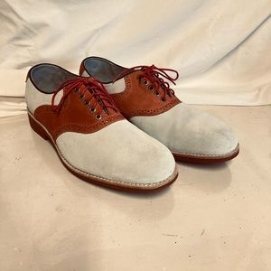 Size 9.5 Johnston & Murphy 2 tone Ellington saddle lace up shoes.